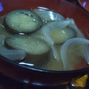 茄子と玉ねぎの味噌汁